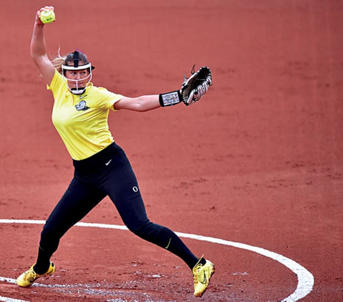 Oregon Ducks pitcher Makenna Kliethermes pitches against Arkansas in Game 3 of the Fayetteville regional. Kliethermes had a 1-hitter going into what became the final inning of the game before the Razorbacks put together a 6-run inning.